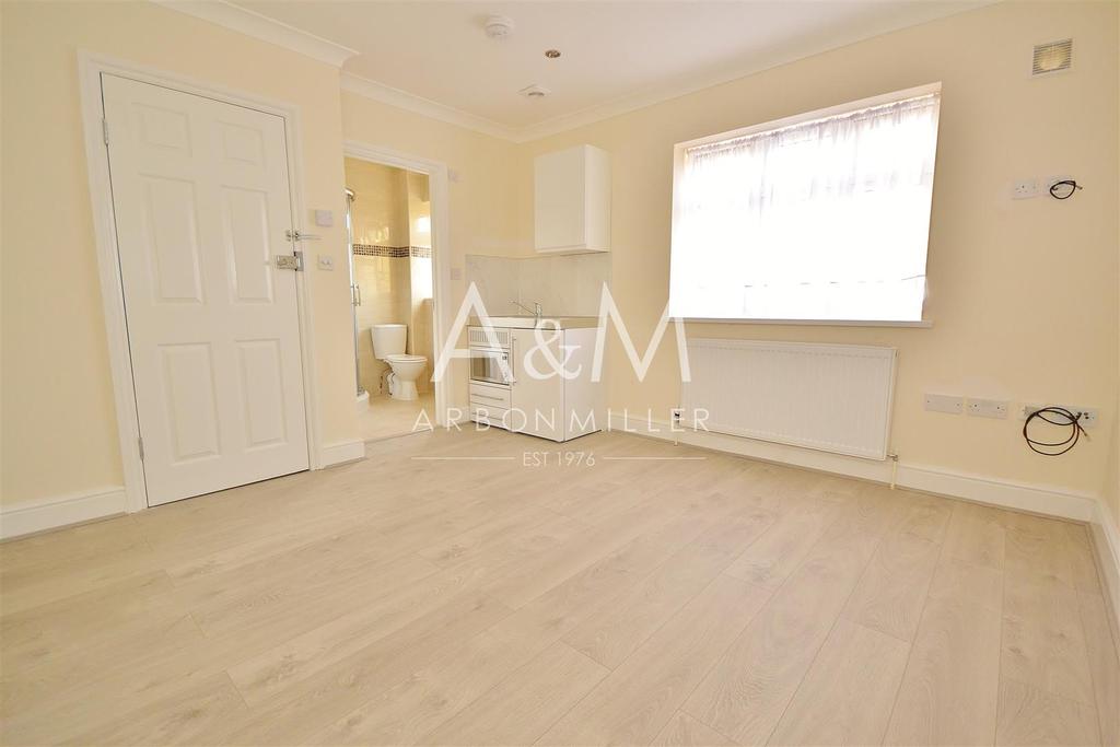Ascot Close, Hainault Studio £795 pcm (£183 pw)