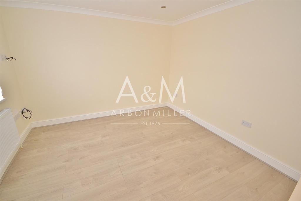 Ascot Close, Hainault Studio £795 pcm (£183 pw)