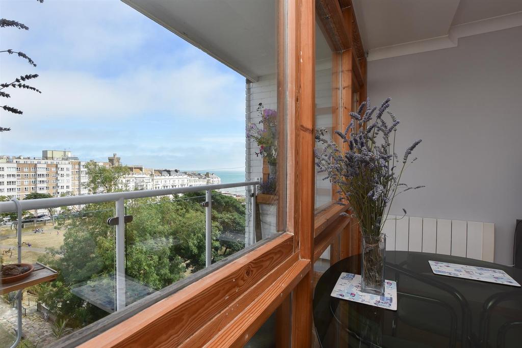 Warrior Square, St. LeonardsOnSea 2 bed flat for sale £225,000