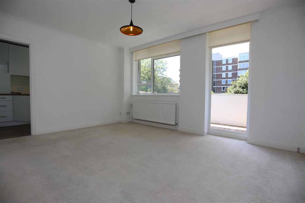 Hereford Court, The Drive, Hove 3 bed flat £1,595 pcm (£368 pw)