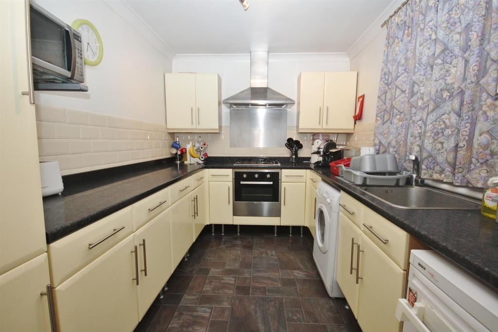 Dutton Lane, Eastleigh 3 bed terraced house £1,150 pcm (£265 pw)