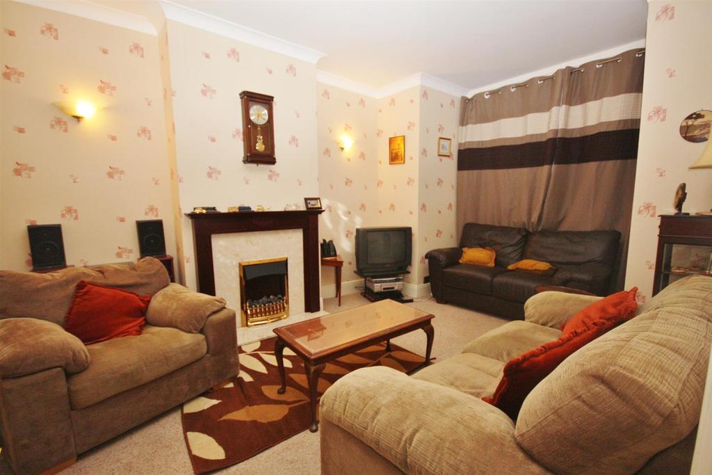 Dutton Lane, Eastleigh 3 bed terraced house £1,150 pcm (£265 pw)