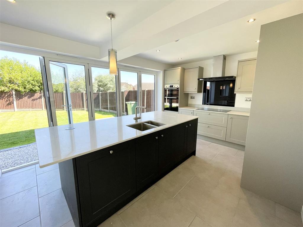 Clyde Avenue, Halesowen 4 bed semidetached house for sale £350,000