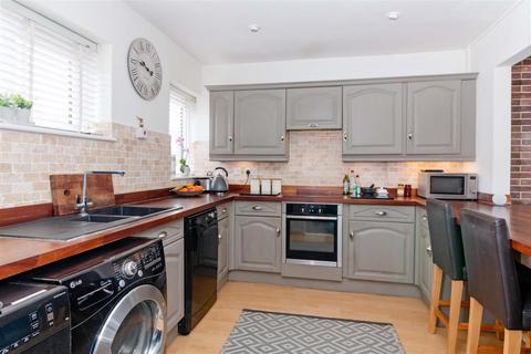 48 Blacksmiths Crescent, Sompting, Lancing, BN15 0BY