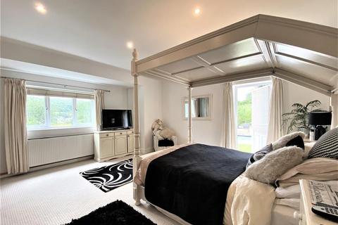 Meadow Bank Bagpath, Brimscombe, Stroud, GL5 2SJ
