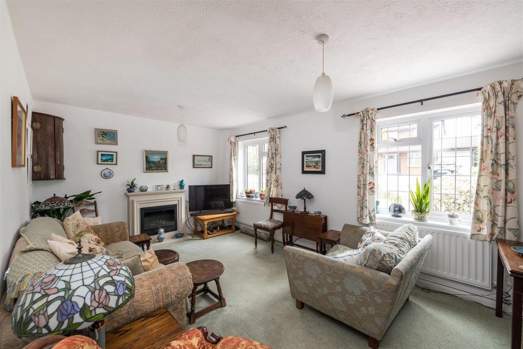 Kings Mead, South Nutfield, Redhill 3 bed detached house £600,000