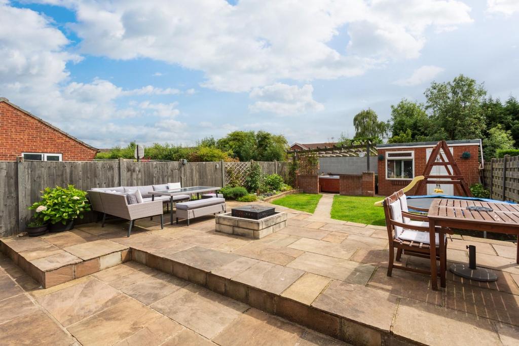 Middlecroft Drive, Strensall, York 4 bed house £1,750 pcm (£404 pw)