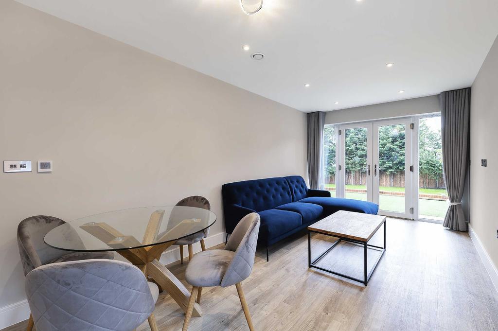 The Causeway, Potters Bar, Hertfordshire, EN6 2 bed apartment £1,785