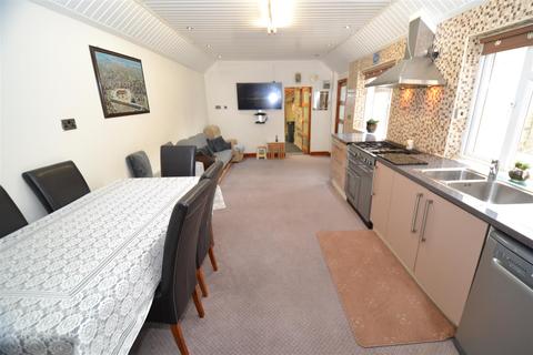 69 Track Road, Batley, WF17 7AB
