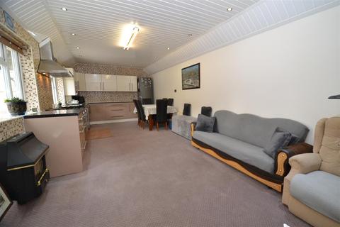 69 Track Road, Batley, WF17 7AB