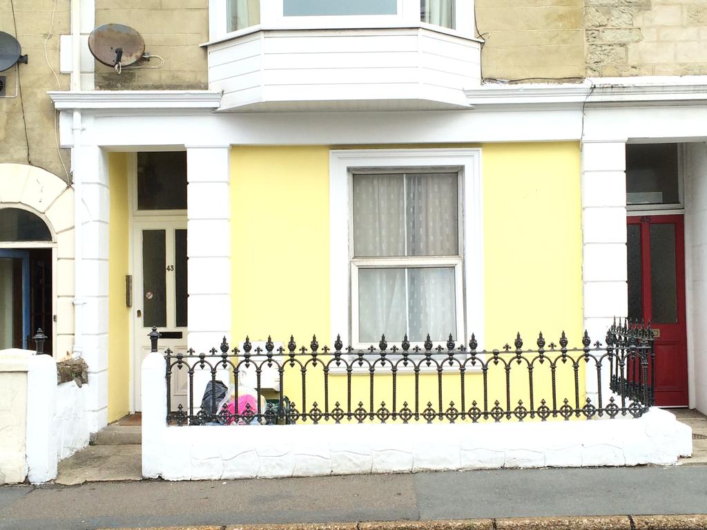 Albert Street, Ventnor PO38 1 bed flat £515 pcm (£119 pw)