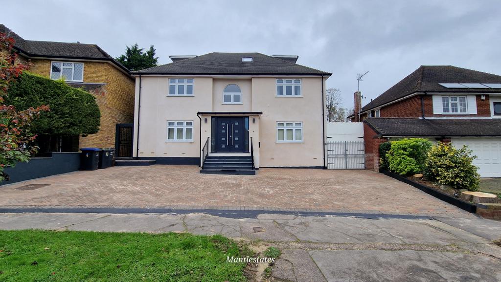 6 bedroom detached house