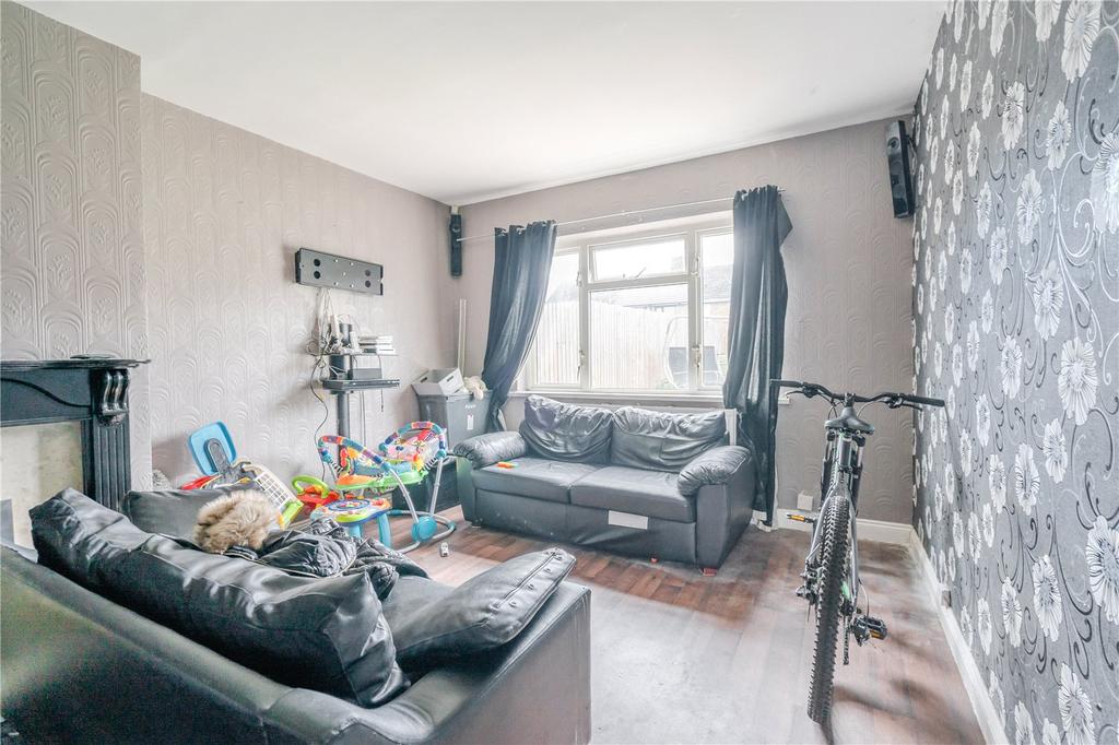 Redbourne Road, GRIMSBY... 4 bed terraced house £93,000