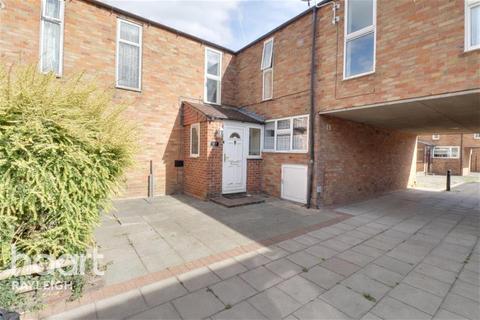 3 bedroom terraced house to rent - Beeston Courts, Laindon