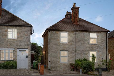 108 Worplesdon Road, Guildford, GU2 9RT