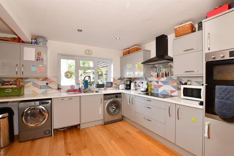 8 Cheeselands, Biddenden, Ashford, TN27 8HJ