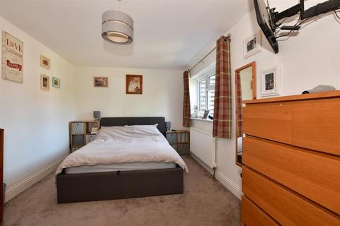 8 Cheeselands, Biddenden, Ashford, TN27 8HJ