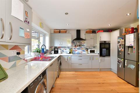 8 Cheeselands, Biddenden, Ashford, TN27 8HJ