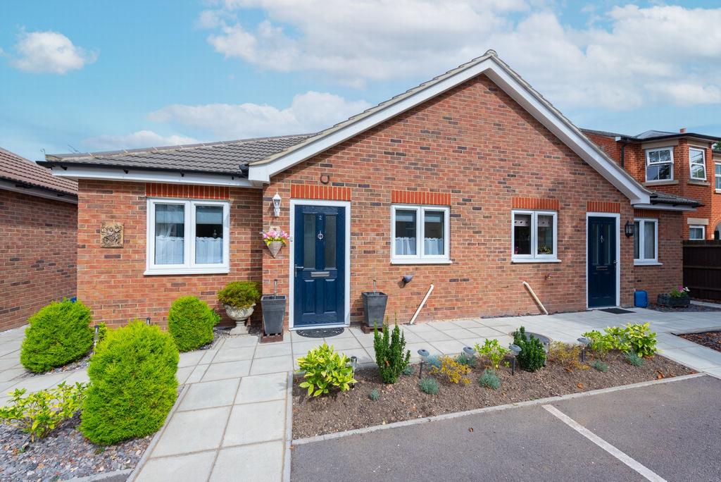 Alexandra Road, Farnborough, GU14 2 bed semidetached house for sale