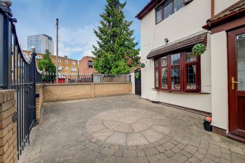 14 Scoulding Road, London, E16 1NT