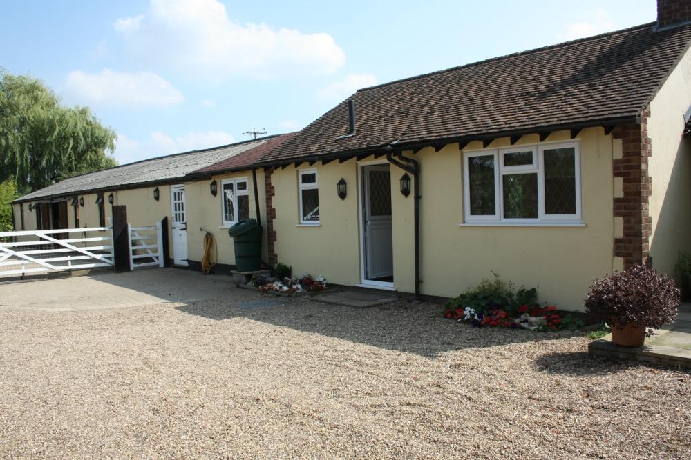 Brawlings Lane, Chalfont St. Peter SL9 2 bed equestrian property £