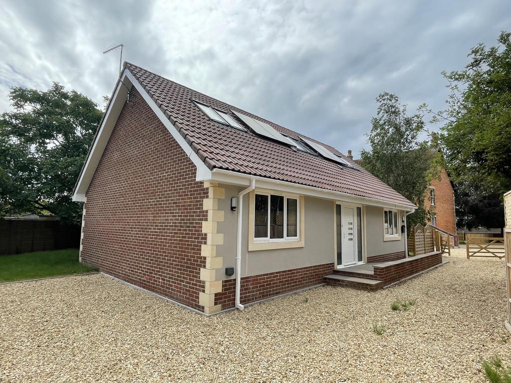 Stoddens Road, BurnhamonSea, TA8 2DB 2 bed bungalow £385,000