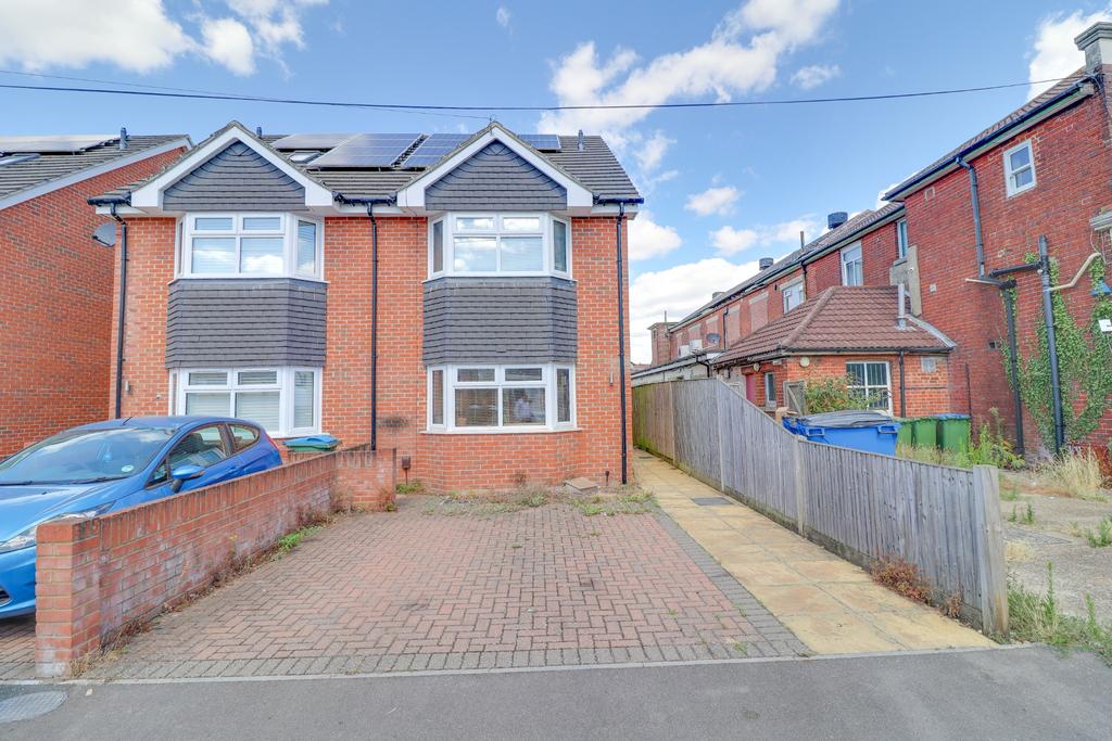 Leighton Road, Itchen 4 bed semidetached house for sale £375,000