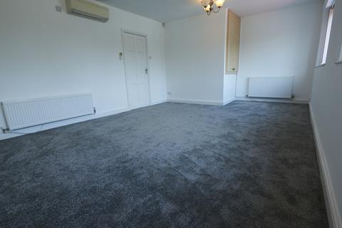 3 bedroom flat to rent, Woodsend Road, Flixton, M41 8QW
