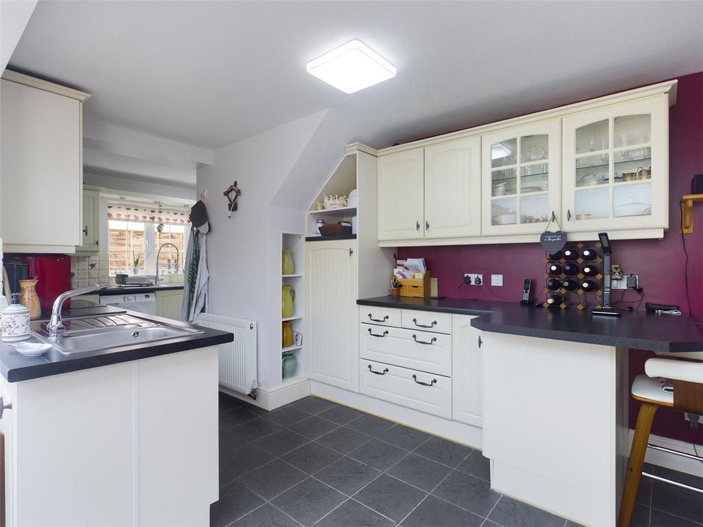 Bunces Lane, Burghfield Common, Berkshire, RG7 4 bed detached house for
