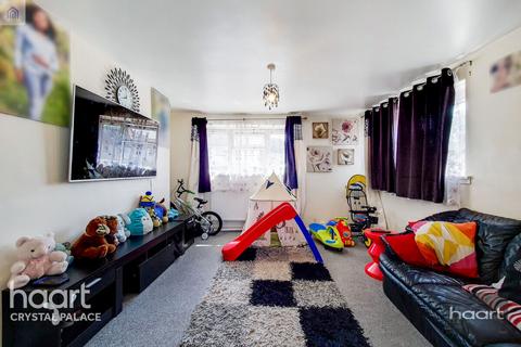 2 bedroom flat for sale, The Lawns, London
