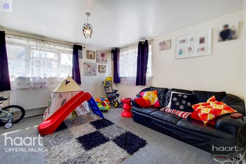 2 bedroom flat for sale, The Lawns, London