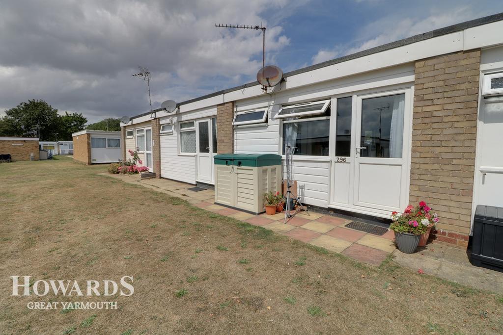 Belle Aire, Beach Road, Hemsby 2 bed chalet for sale £40,000