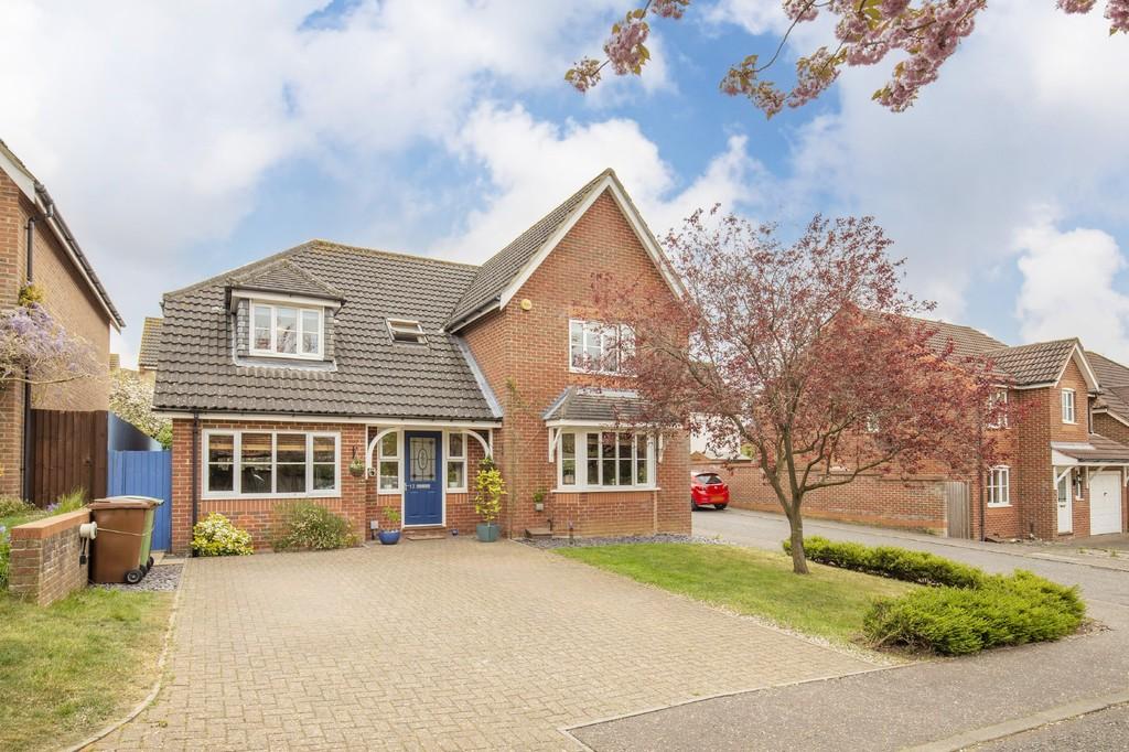 Wallace Close, Dereham 4 bed detached house £1,400 pcm (£323 pw)