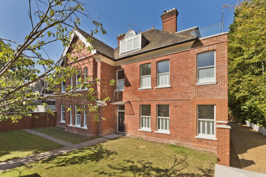 Leverton, St. Avenue, Weybridge 4 bed apartment £4,800 pcm (£