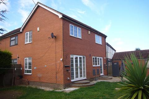 3 bedroom semi-detached house to rent, Birch Mews, Goole, DN14 6YD