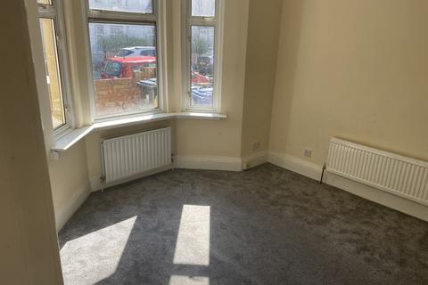 4 bedroom terraced house to rent, Oswald Road, Southall
