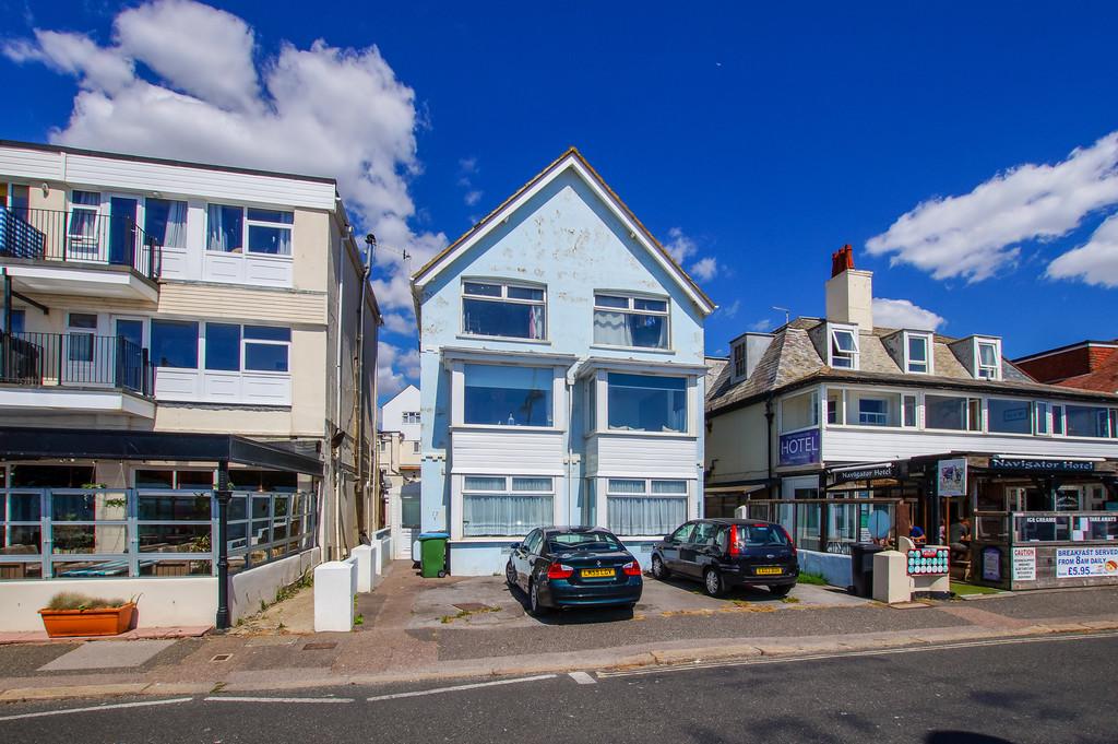 Marine Drive West, Bognor Regis 2 bed apartment £1,600 pcm (£369 pw)