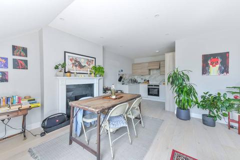 17e Ribblesdale Road, London, N8 7EP