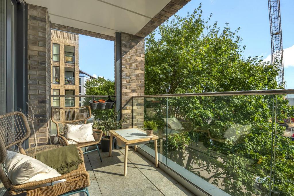 Quebec Way, Canada Water 2 bed flat £600,000