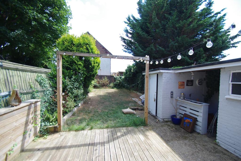 Ganders Ash, Garston, WATFORD, WD25 3 bed semidetached house £1,600 pcm (£369 pw)