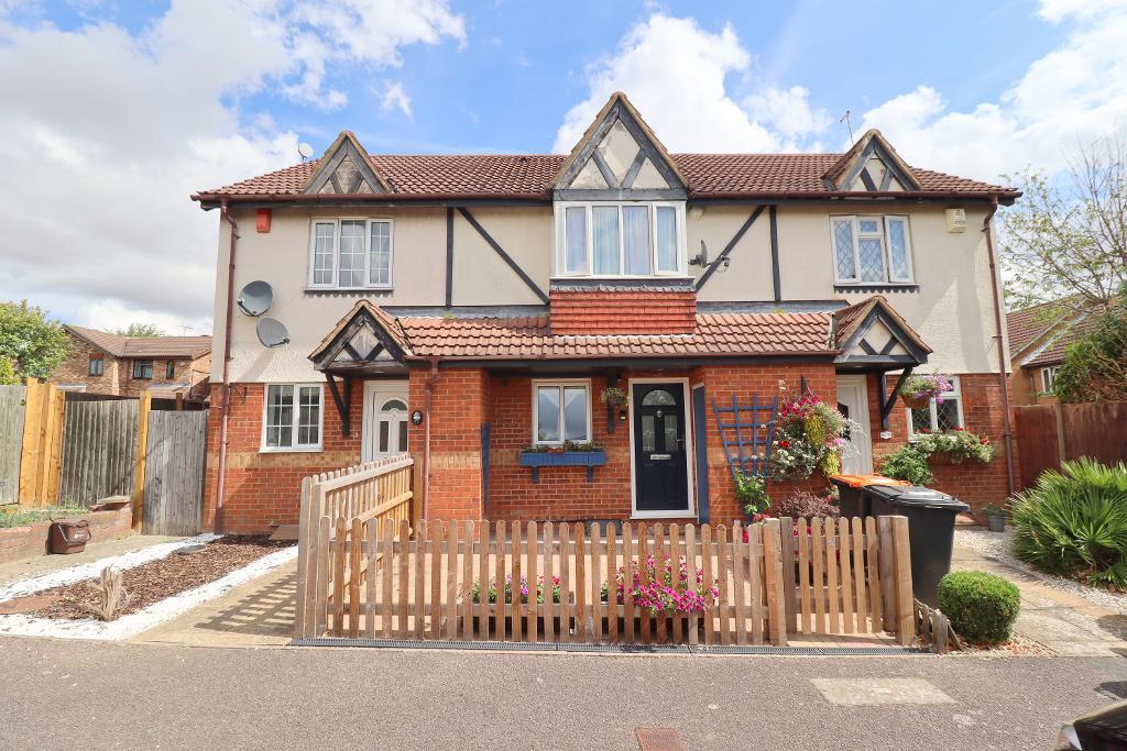 Cromer Way, Bushmead, Luton... 2 bed terraced house £290,000