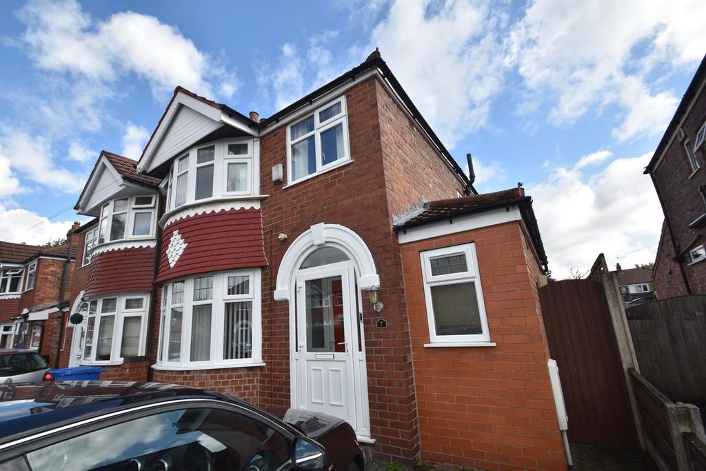 Crofton Avenue, Timperley... 3 bed semidetached house £1,700 pcm (£
