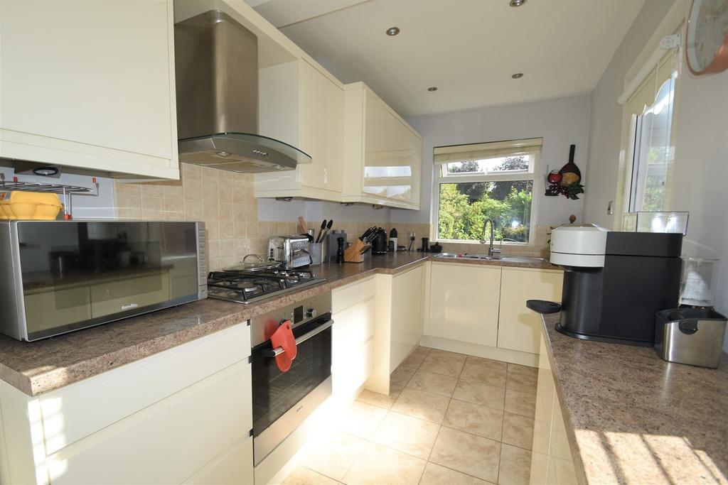 Crofton Avenue, Timperley... 3 bed semidetached house £1,700 pcm (£