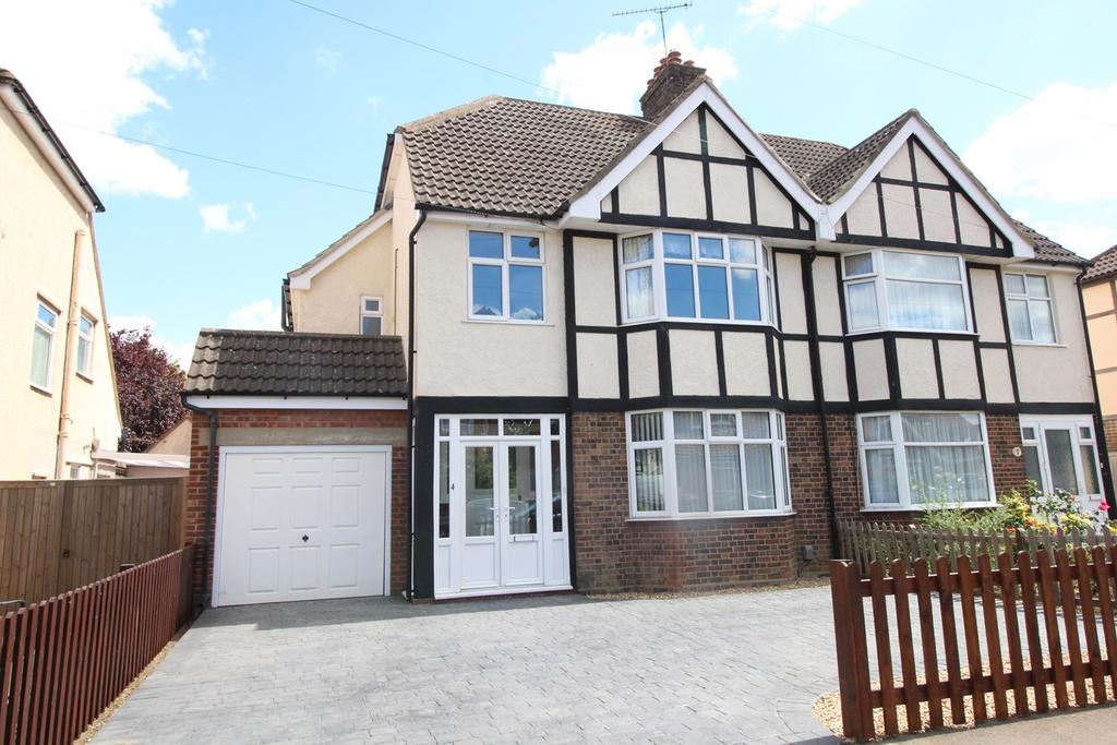 Bearton Avenue, Hitchin, SG5 4 bed semidetached house £2,500 pcm (£