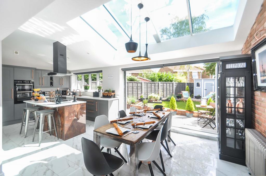 Petunia Crescent, Chelmsford, CM1 5 bed link detached house for sale