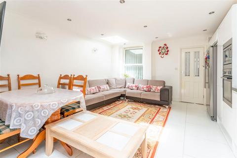 77 Dunedin Road, London, E10 5NJ