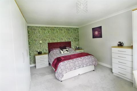 4 bedroom detached bungalow for sale - Park Avenue, Shelley, Huddersfield HD8 8JG