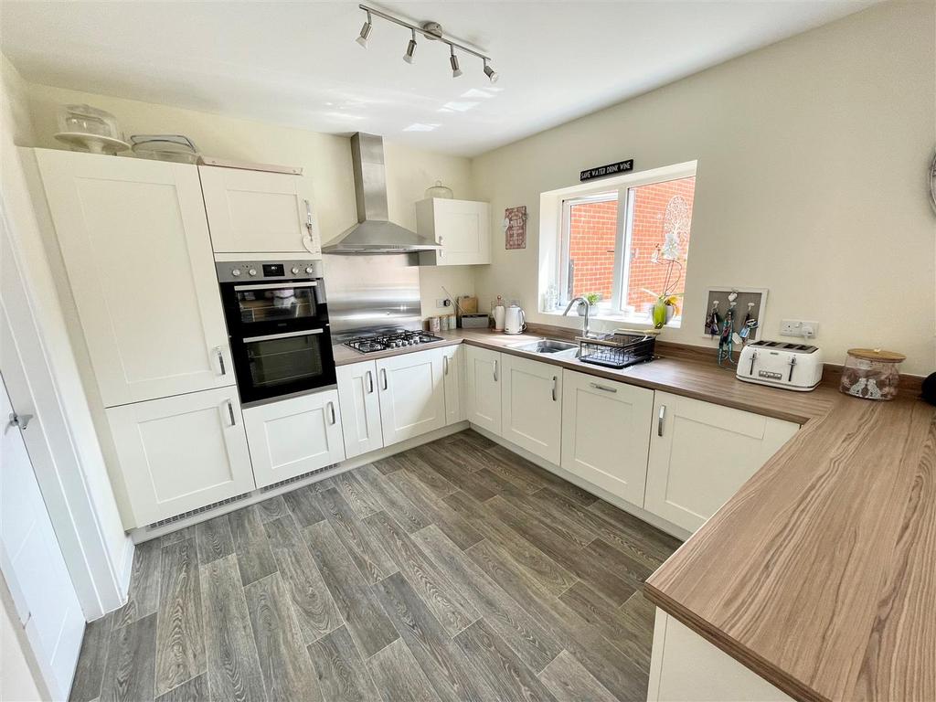 Estcourt Close, Gloucester 4 bed detached house for sale £485,000
