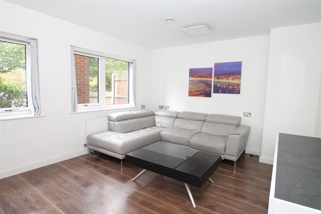 Telford Road, London N11 3 bed £1,950 pcm (£450 pw)