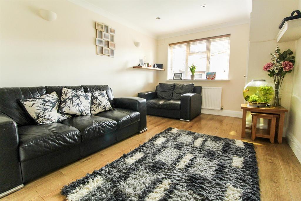 Bader Gardens, Slough 2 bed semidetached house £375,000